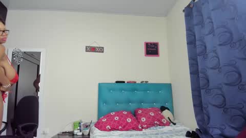 Snapshot of meganhotxx2 chatting on February 6, 5:25 am megan        online show from February 6, 5:25 am