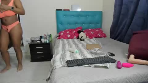 Snapshot of meganhotxx2 chatting on March 11, 3:05 am megan        online show from March 11, 3:05 am