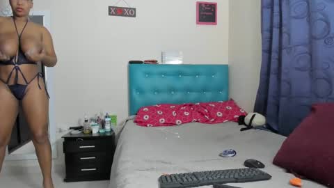 Snapshot of meganhotxx2 chatting on March 12, 7:06 pm megan        online show from March 12, 7:06 pm