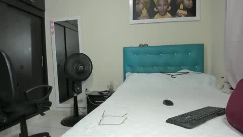 Snapshot of meganhotxx2 chatting on September 16, 2:01 am megan        online show from September 16, 2:01 am