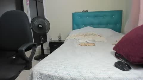 Snapshot of meganhotxx2 chatting on September 19, 7:47 pm megan        online show from September 19, 7:47 pm