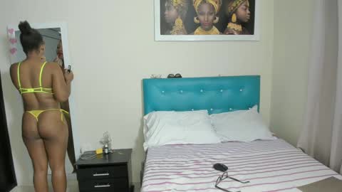 Snapshot of meganhotxx2 chatting on September 28, 3:01 am megan        online show from September 28, 3:01 am