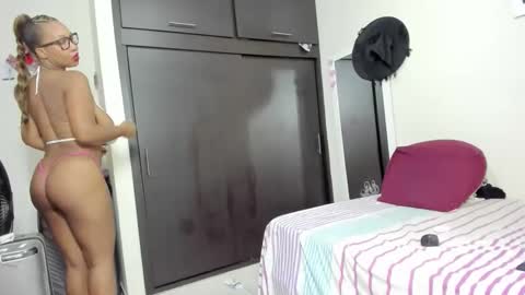 Snapshot of meganhotxx2 chatting on October 22, 4:13 am megan        online show from October 22, 4:13 am