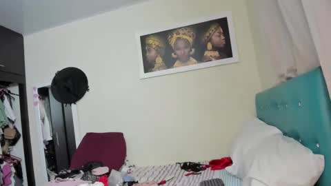 Snapshot of meganhotxx2 chatting on October 29, 2:47 am megan        online show from October 29, 2:47 am