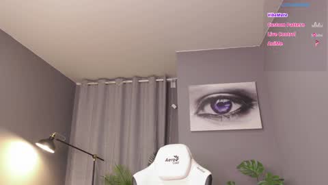 Snapshot of meganiex chatting on December 13, 8:30 am MeganieX online show from December 13, 8:30 am