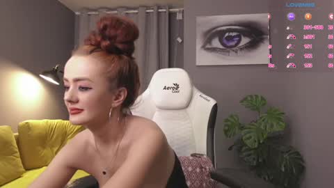 Snapshot of meganiex chatting on December 16, 5:27 am MeganieX online show from December 16, 5:27 am