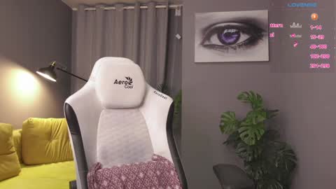 Snapshot of meganiex chatting on December 17, 5:29 am MeganieX online show from December 17, 5:29 am