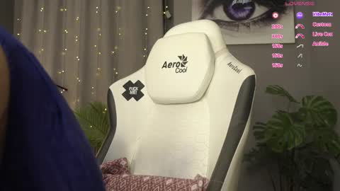 Snapshot of meganiex chatting on October 25, 1:24 am MeganieX online show from October 25, 1:24 am