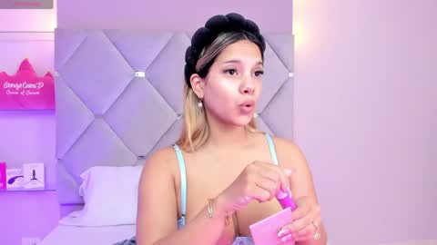 Snapshot of meganrosse__ chatting on May 14, 12:12 pm Megan online show from May 14, 12:12 pm