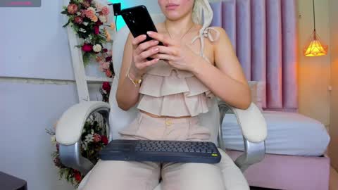 Snapshot of meghan_falcon chatting on January 9, 12:30 pm Meghan  online show from January 9, 12:30 pm