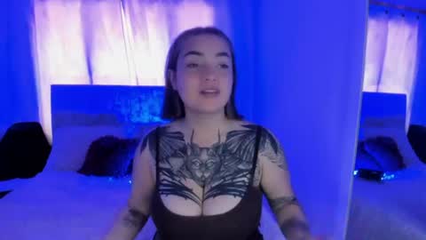 Snapshot of meily_oficial chatting on August 4, 9:17 pm IG soymeily oficial online show from August 4, 9:17 pm