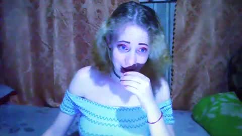 Snapshot of mel_mellie chatting on December 14, 8:08 pm Mel Mellie online show from December 14, 8:08 pm