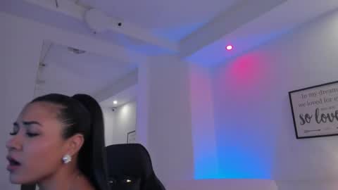 melan_owen online show from May 10, 11:04 am