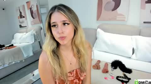 Snapshot of melanie__5 chatting on February 10, 9:04 am Melanie Baez online show from February 10, 9:04 am