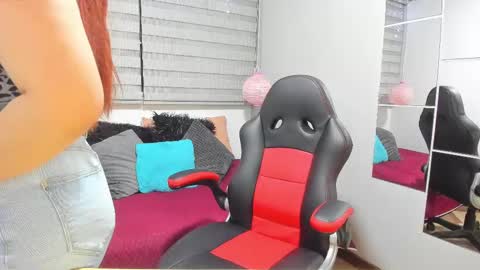 Snapshot of melanie_hh chatting on December 27, 4:04 am Melanie  online show from December 27, 4:04 am