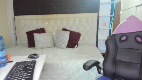 Snapshot of melanie_hh chatting on March 11, 7:15 am Melanie  online show from March 11, 7:15 am