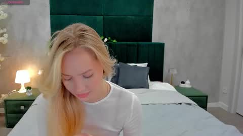 Melanie online show from November 20, 1:06 am