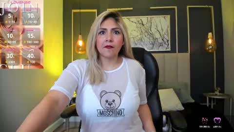 Snapshot of melanie_silver_ chatting on February 20, 10:04 pm Melanie online show from February 20, 10:04 pm