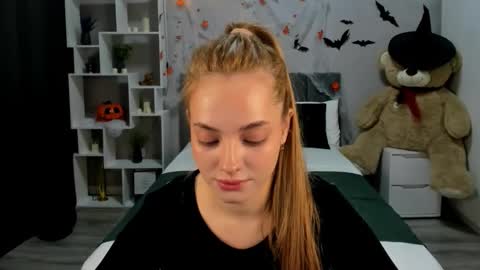 MelanieAlves online show from November 5, 6:30 pm