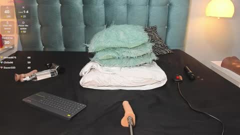 Snapshot of melanierioss_ chatting on January 12, 3:25 pm online show from January 12, 3:25 pm