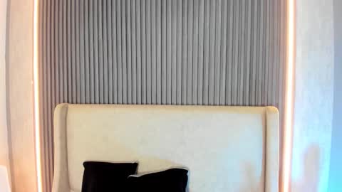 MelanieRoah online show from March 22, 2:20 pm