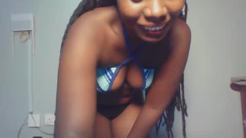 Snapshot of melanin_sassy96 chatting on December 19, 11:25 pm bad lil shawry online show from December 19, 11:25 pm