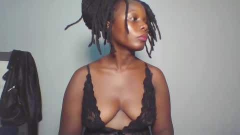 Snapshot of melanin_sassy96 chatting on January 28, 12:05 am bad lil shawry online show from January 28, 12:05 am