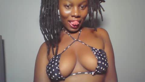 Snapshot of melanin_sassy96 chatting on February 1, 10:13 pm bad lil shawry online show from February 1, 10:13 pm