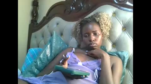 Snapshot of melaninblue chatting on June 8, 4:07 pm melaninblue online show from June 8, 4:07 pm