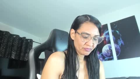 melannia_hills online show from February 26, 6:26 am