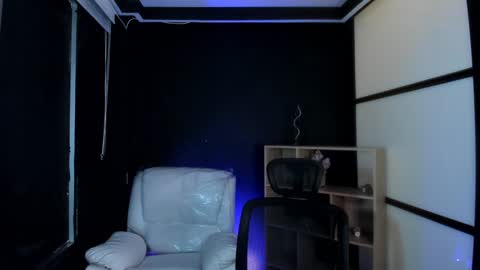 Snapshot of melanny_luv chatting on December 23, 2:24 am MelanyLuv online show from December 23, 2:24 am