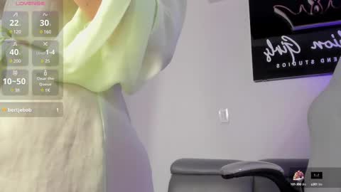 Snapshot of melanny_luv chatting on February 20, 10:26 pm MelanyLuv online show from February 20, 10:26 pm
