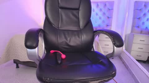 Snapshot of melanny_luv chatting on February 26, 1:32 am MelanyLuv online show from February 26, 1:32 am