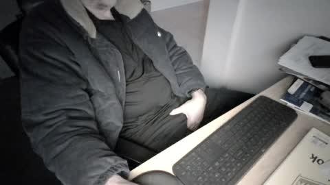 melbguy_075 online show from July 28, 7:04 am