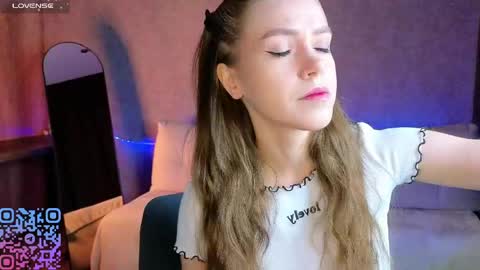 Melee Eva - Thumbs Up please  online show from April 12, 7:46 am