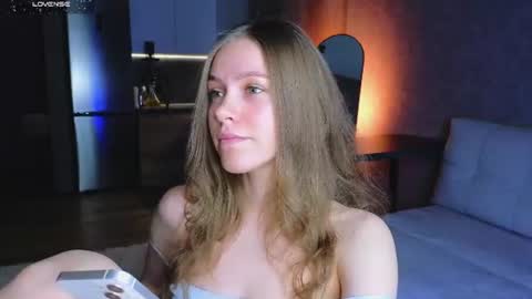 Snapshot of melee_eva chatting on July 23, 7:17 am Melee Eva - Thumbs Up please online show from July 23, 7:17 am
