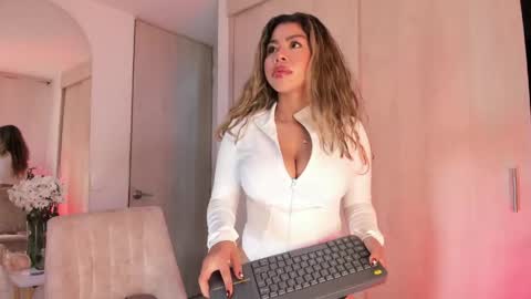 Snapshot of melina_ferrer1 chatting on June 4, 12:55 pm EI online show from June 4, 12:55 pm