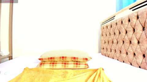 Snapshot of melinda_rosy chatting on October 29, 4:37 am rose online show from October 29, 4:37 am