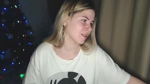 Snapshot of melissa__ray chatting on December 17, 6:31 pm Melissa Ray online show from December 17, 6:31 pm