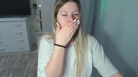 Snapshot of melissa__ray chatting on February 10, 2:08 am Melissa Ray online show from February 10, 2:08 am