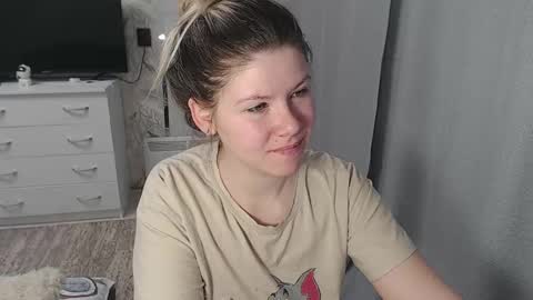 Snapshot of melissa__ray chatting on February 13, 2:34 am Melissa Ray online show from February 13, 2:34 am