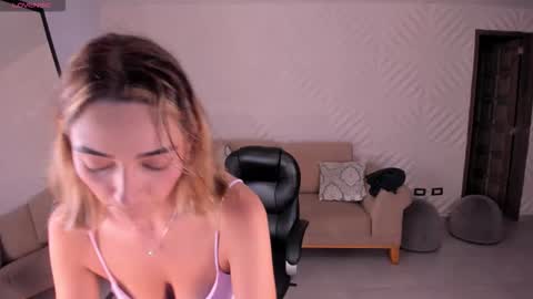 Snapshot of melissamoore_ chatting on November 17, 4:40 am Call me Meli online show from November 17, 4:40 am