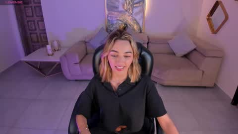 Snapshot of melissamoore_ chatting on November 20, 2:45 am Call me Meli online show from November 20, 2:45 am