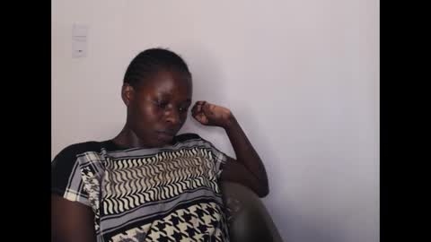 Snapshot of mellanin_pretty_ chatting on December 9, 1:24 pm . online show from December 9, 1:24 pm