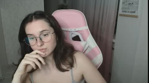 Snapshot of mellonmayre chatting on June 1, 8:43 pm mellonmayre online show from June 1, 8:43 pm