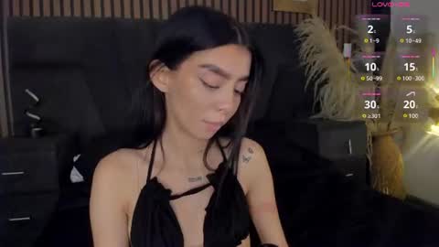 Snapshot of mellove_ chatting on June 11, 4:32 am Mel online show from June 11, 4:32 am