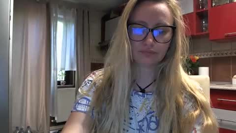Snapshot of melly_rosey chatting on May 19, 6:31 am Melly online show from May 19, 6:31 am