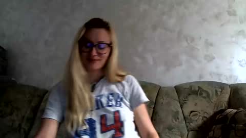 Snapshot of melly_rosey chatting on May 23, 6:51 am Melly online show from May 23, 6:51 am