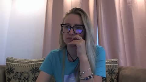 Snapshot of melly_rosey chatting on May 26, 6:31 am Melly online show from May 26, 6:31 am