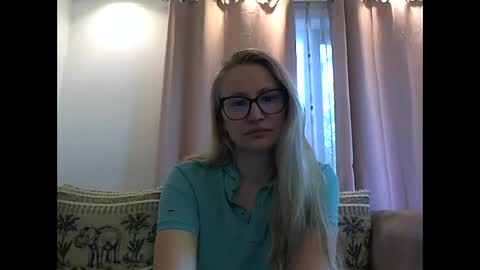 Snapshot of melly_rosey chatting on May 27, 6:43 am Melly online show from May 27, 6:43 am